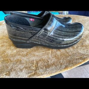 Sanita patent leather slip resistant clogs Sz 40